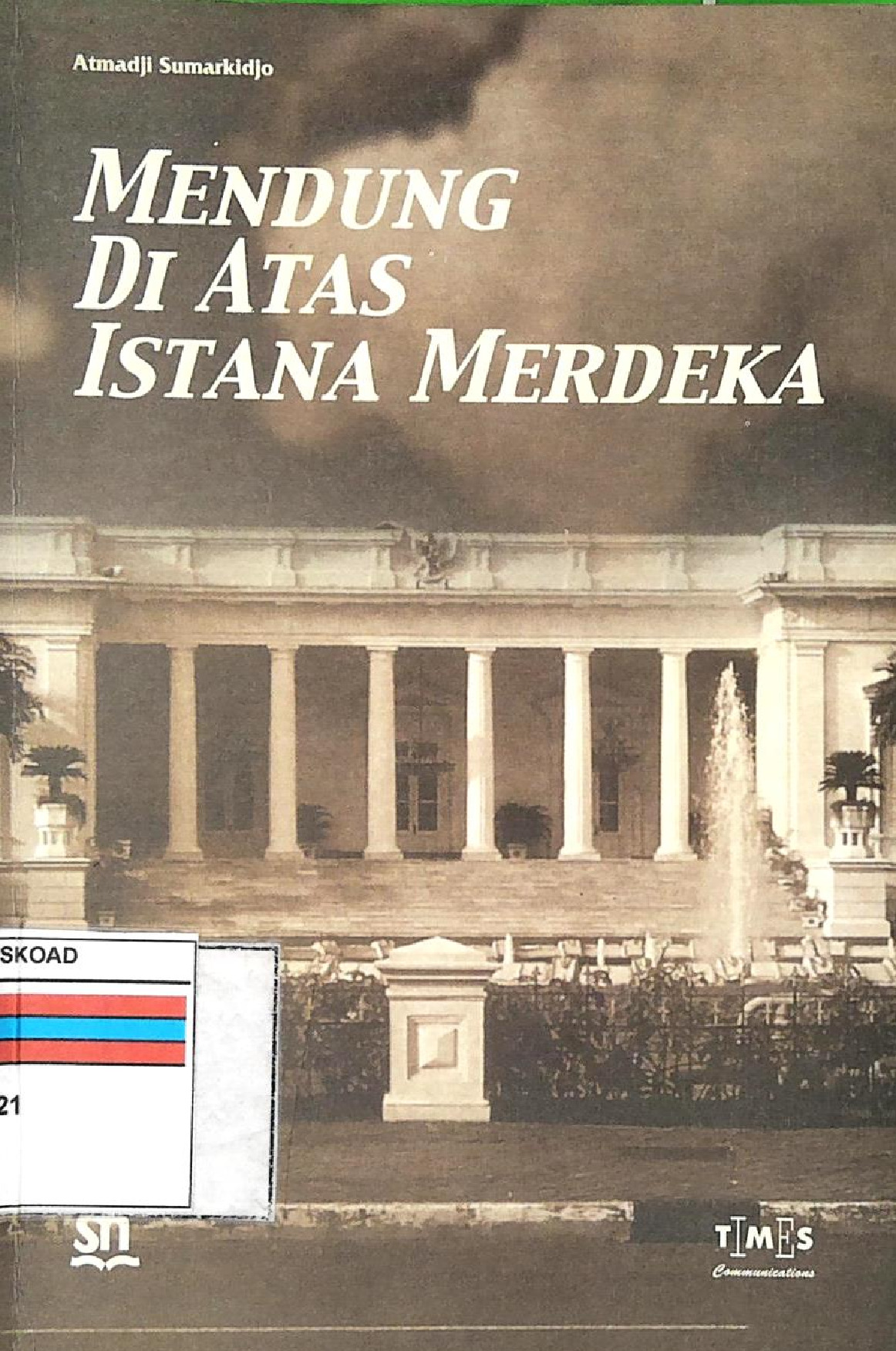 MENDUNG DI ATAS ISTANA MERDEKA